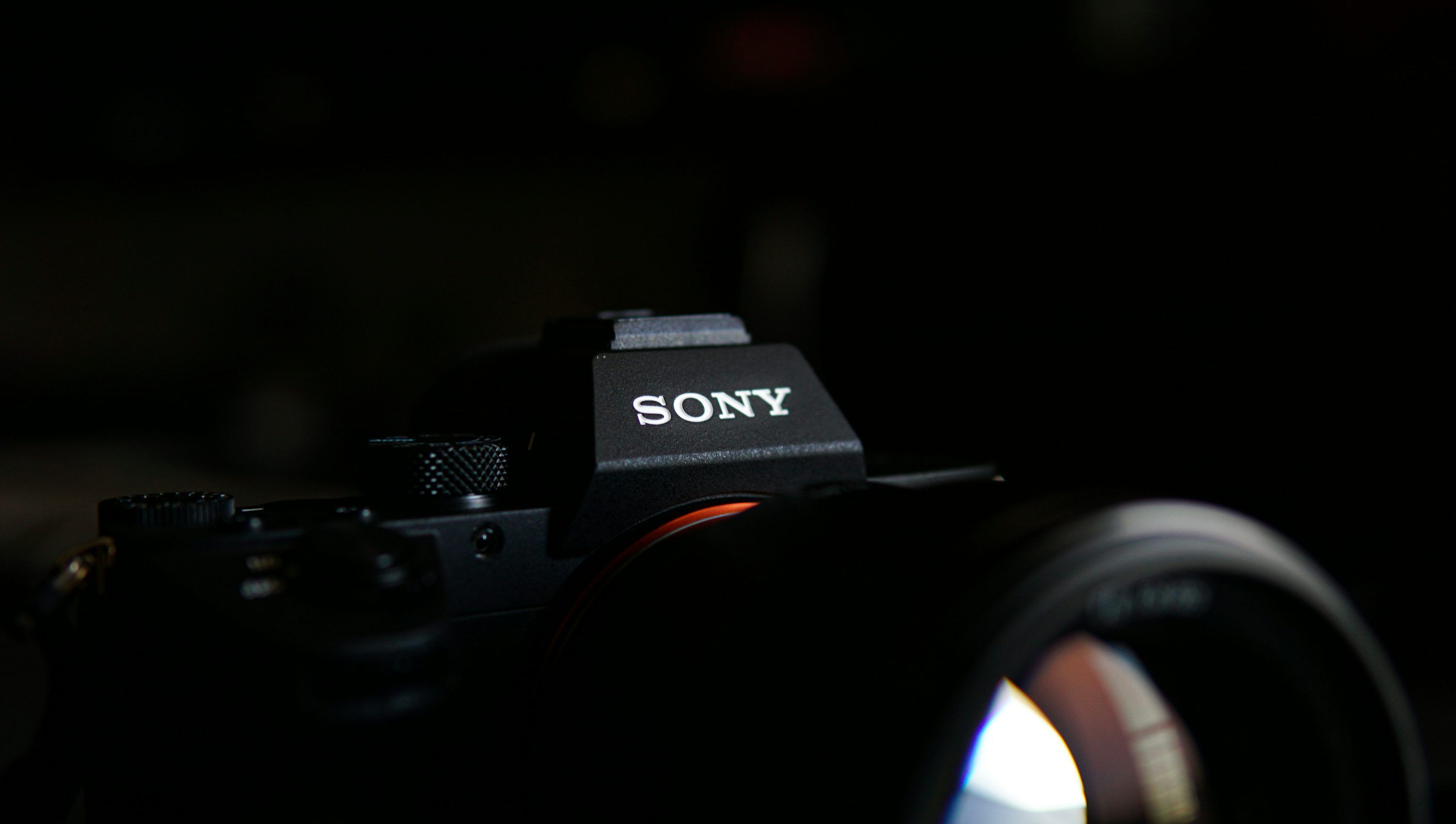 3000x1698 A sony camera with a lens attached to