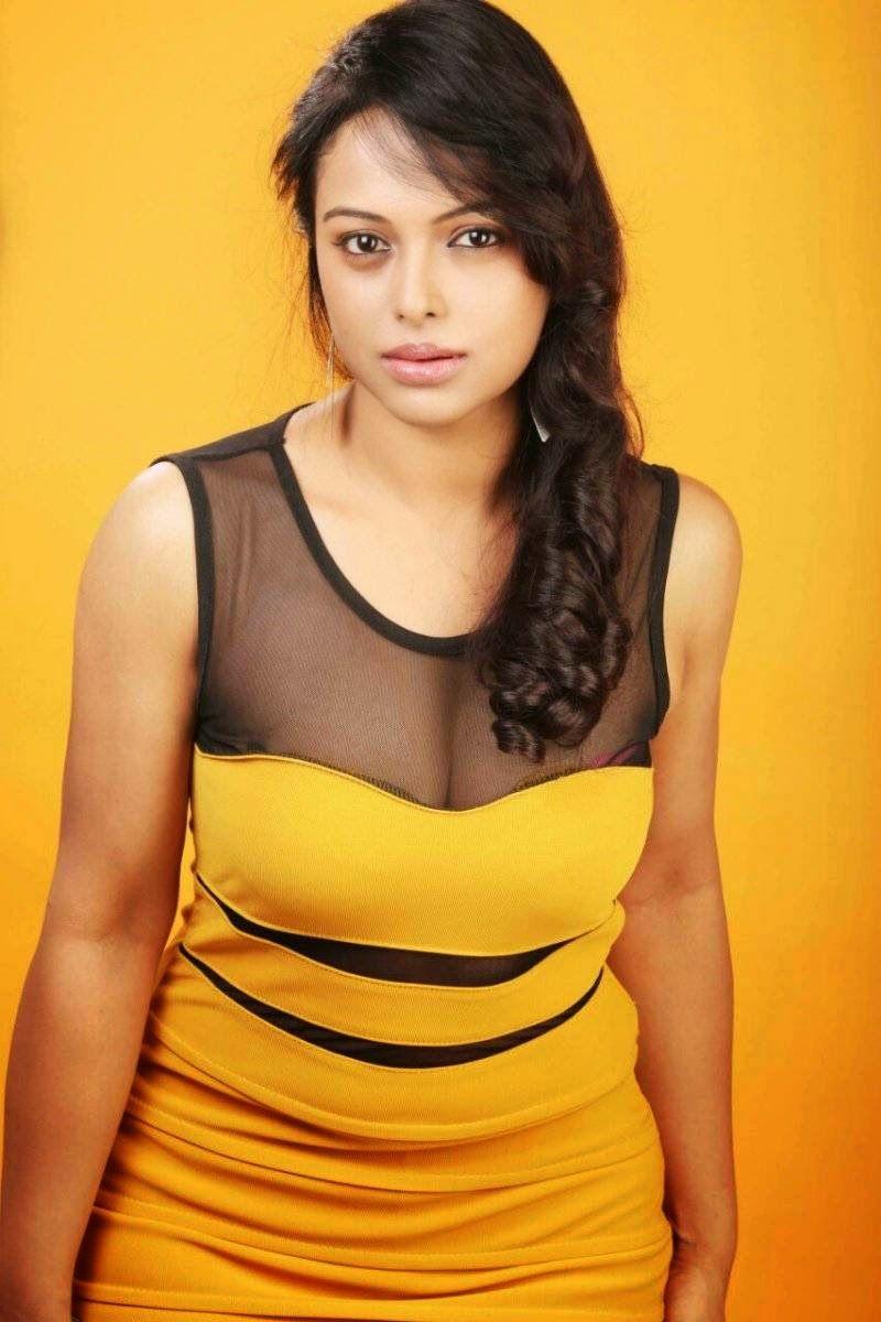 800x1200 Cute Actress HD Wallpaper
