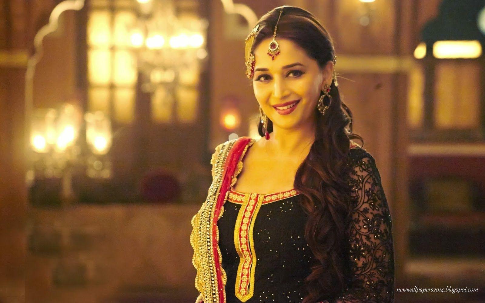 1600x1000 Hot Madhuri Dixit Wallpaper
