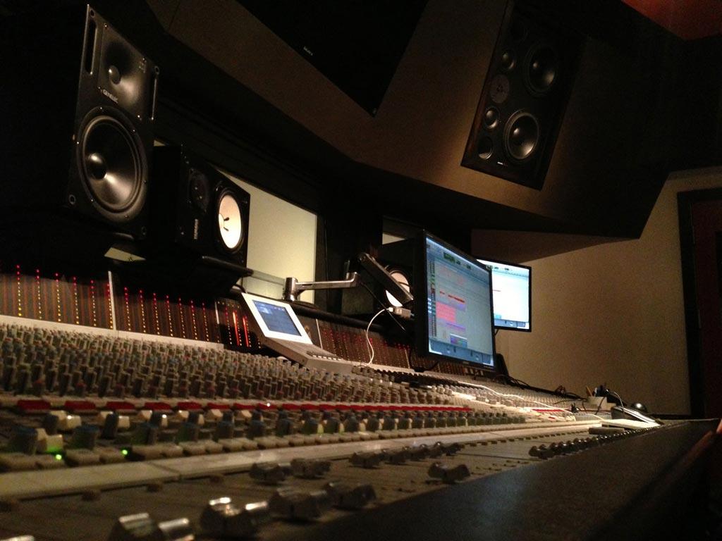 1024x768 Music studio ace Wallpaper