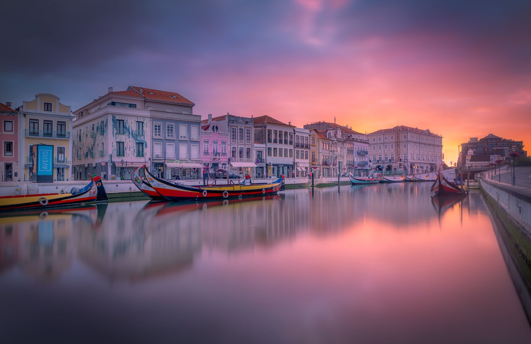 2048x1327 Wallpaper dawn, building, home, boats