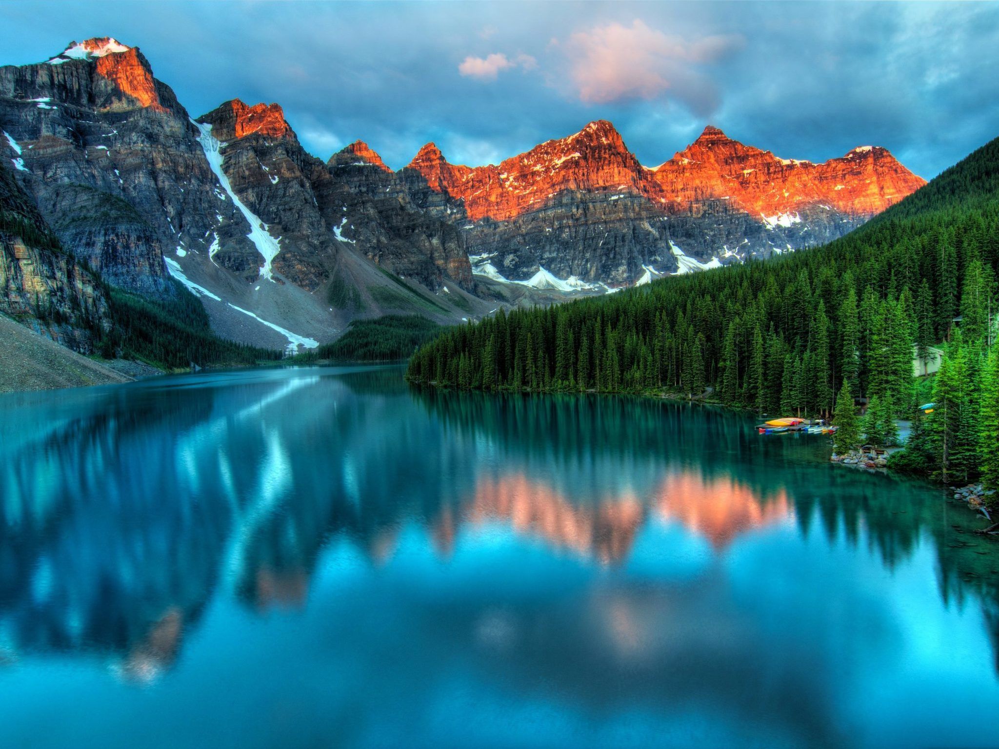 2048x1536 Crystal lake and mountain in Field