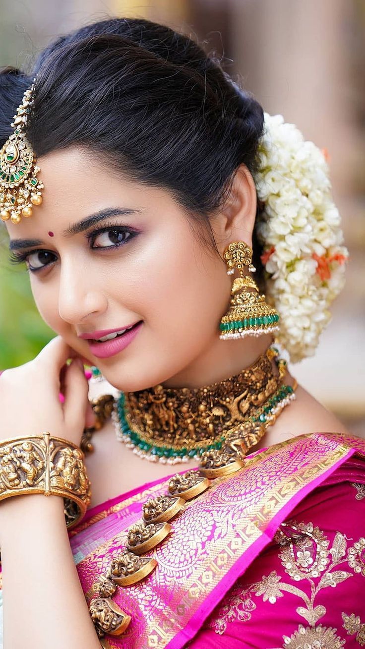 736x1309 Ashika Ranganath, saree lover, model