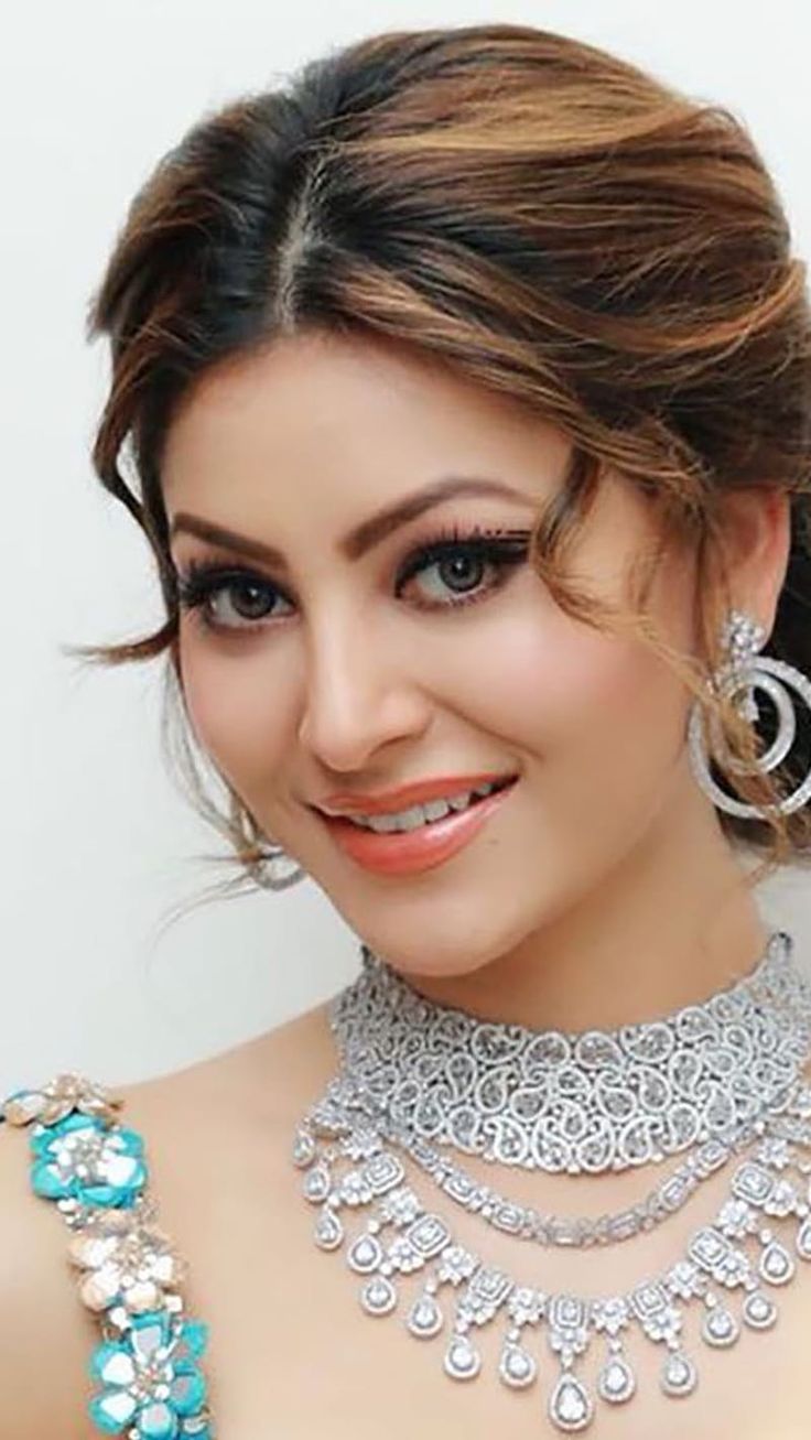 736x1307 Beautiful Urvashi Rautela in Saree