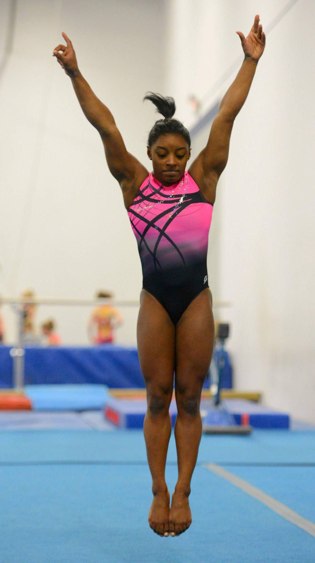 1073x1920 Simone Biles Training Wallpaper