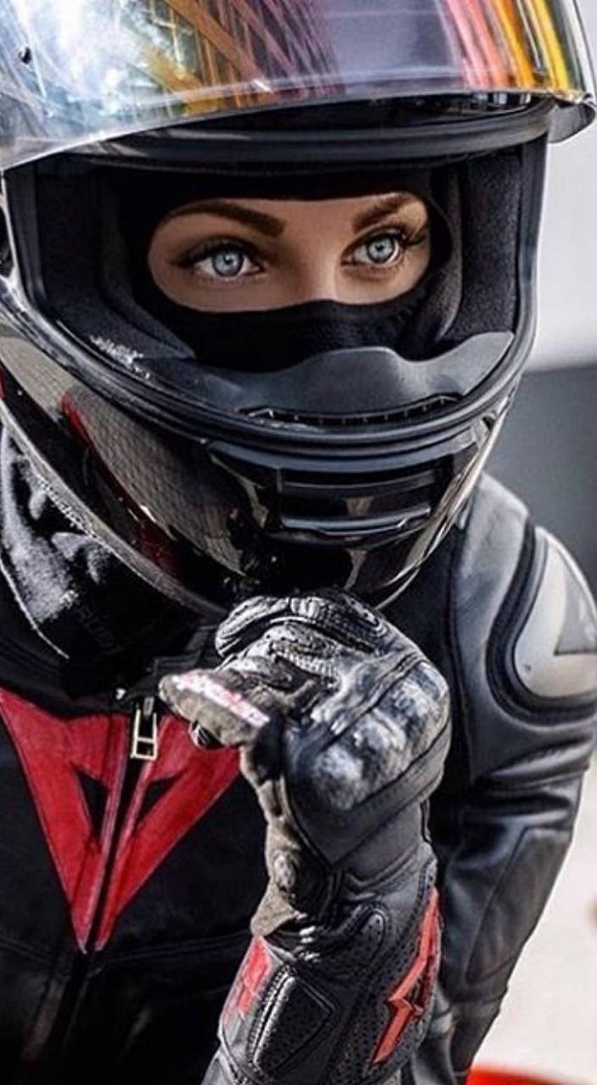850x1543 Lady biker