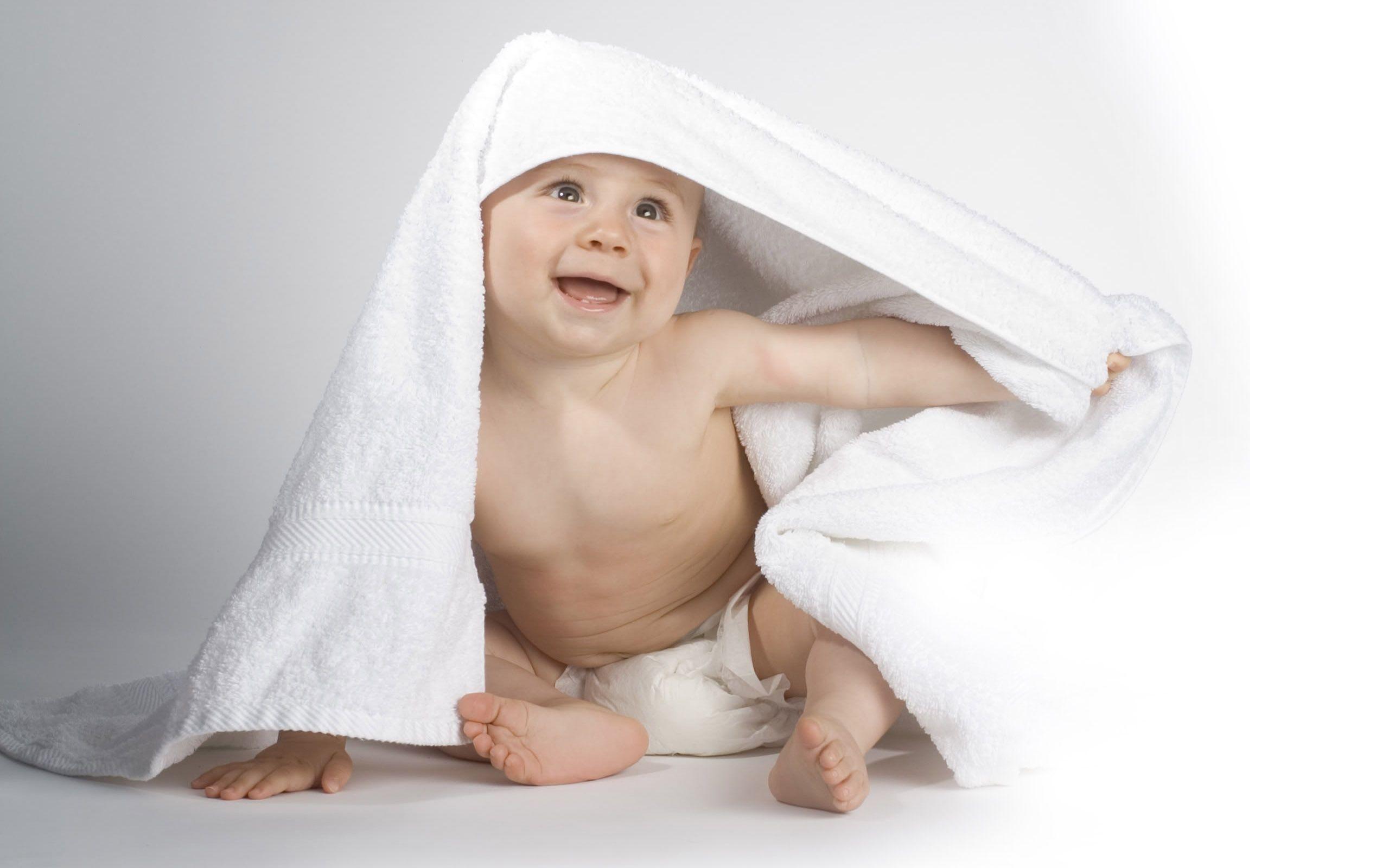 2560x1600 Laughing Baby Wallpaper