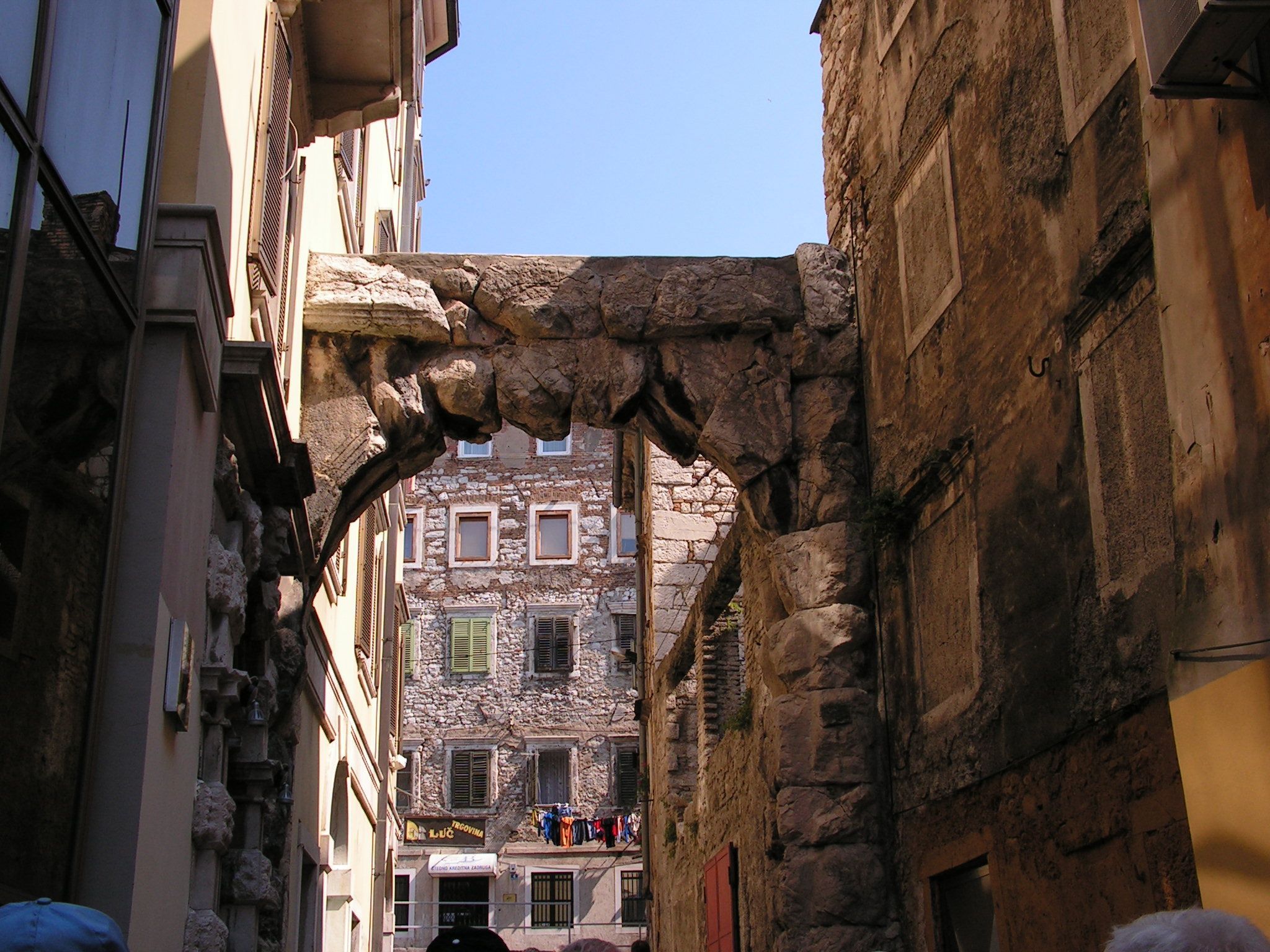 2048x1536 Rijeka Brama