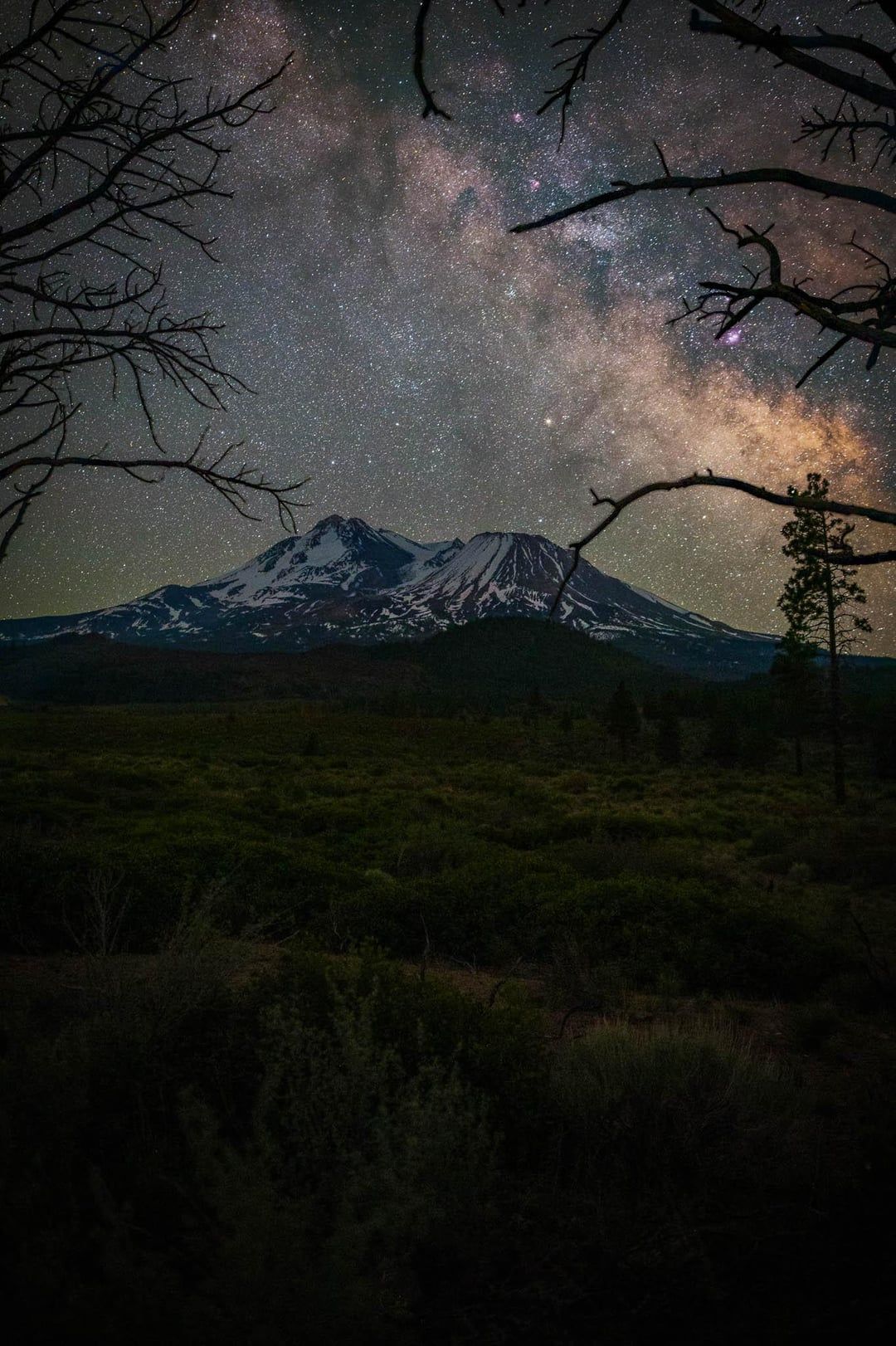 1080x1622 OC Mount Shasta under the Milky Way