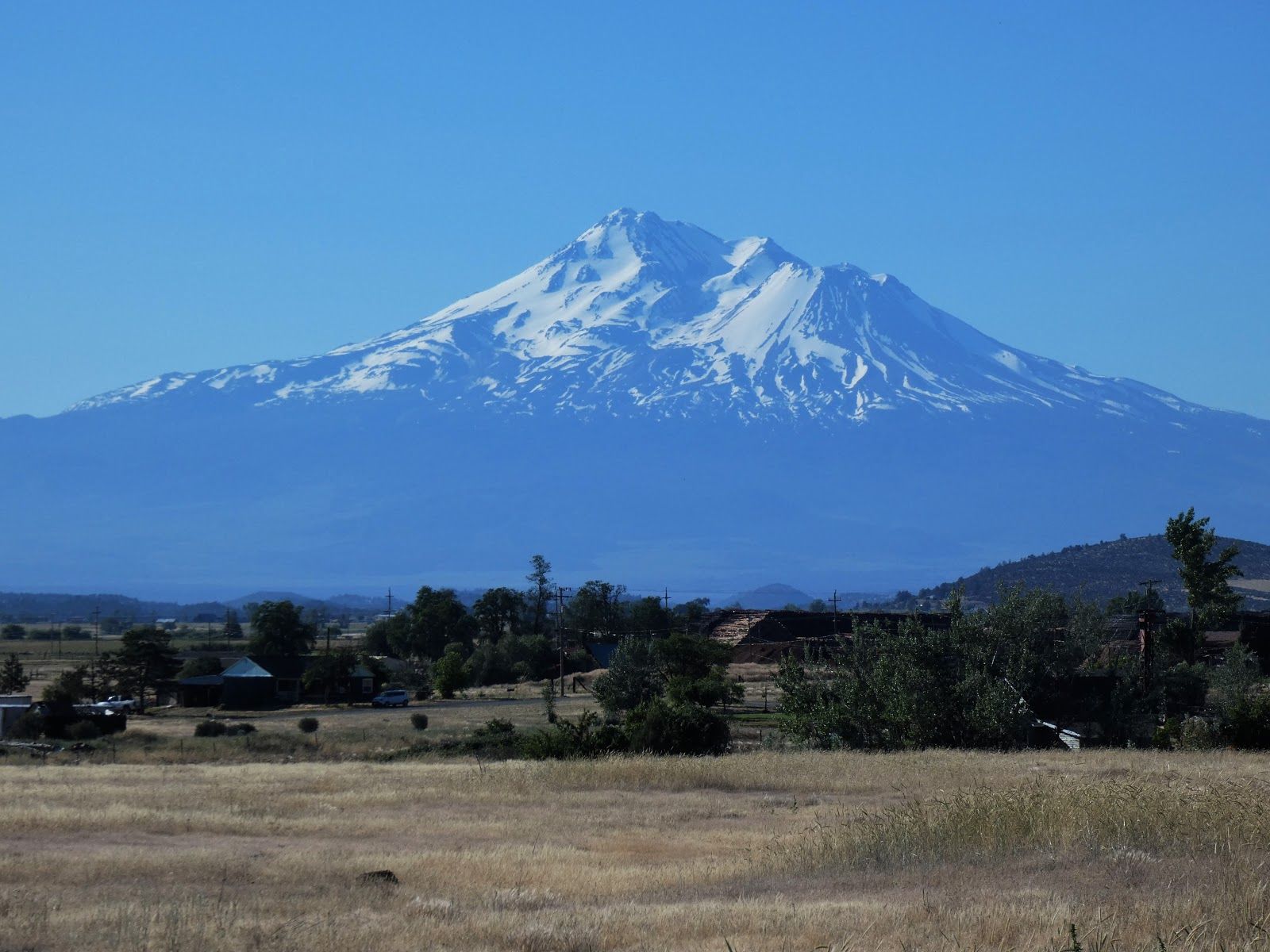 1600x1200 Cascadia: The Southern Sentinel, Mt. Shasta