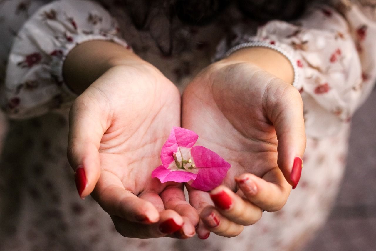 1280x853 Hands Girl Flowers