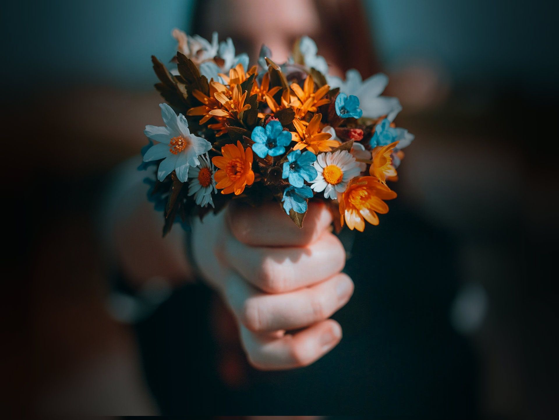 1920x1442 Wallpaper girl, flowers, bouquet