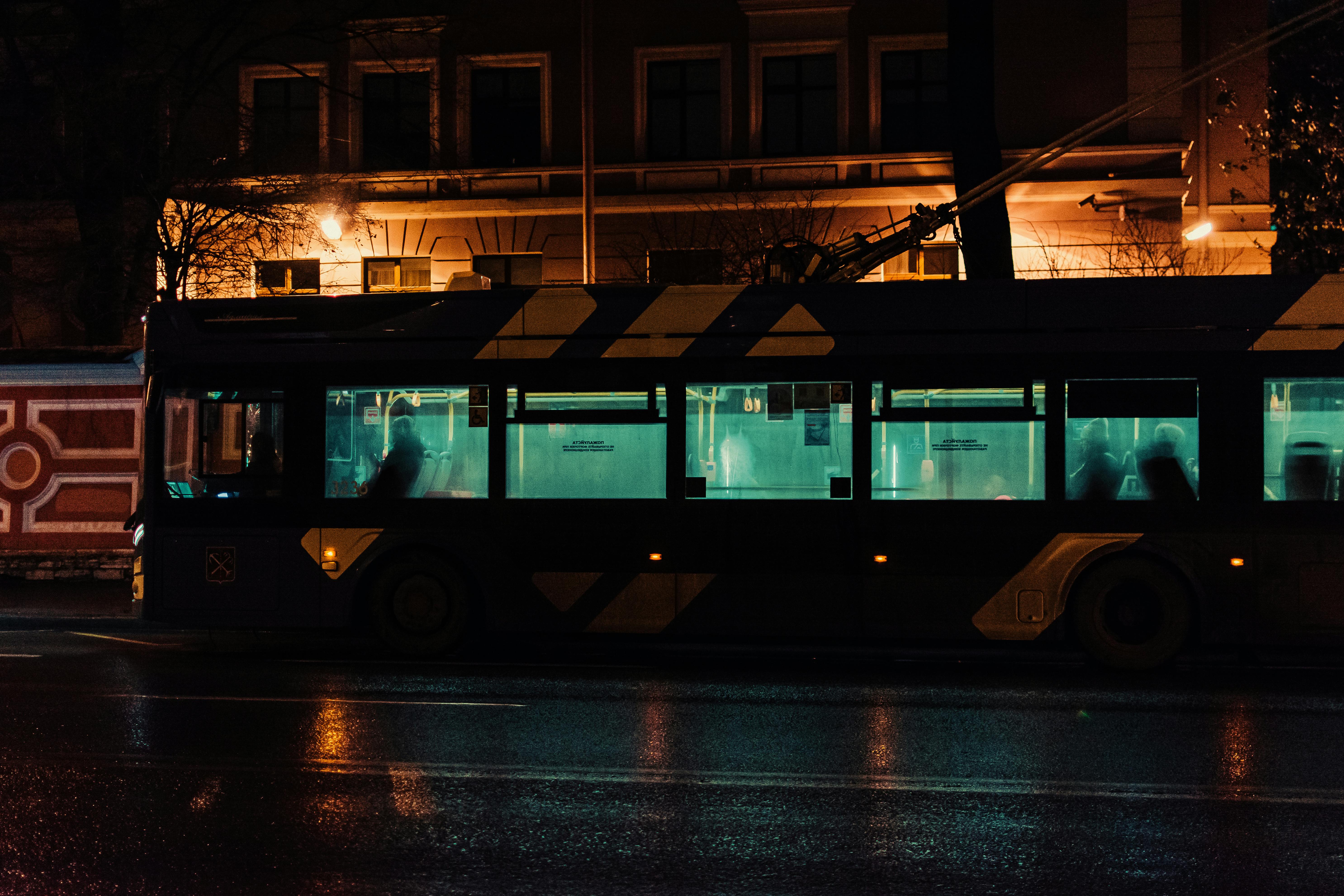 5943x3962 Bus During the Evening · Free