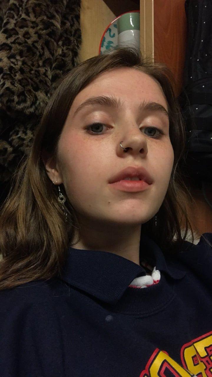 Clairo Wallpaper APK for Android Download