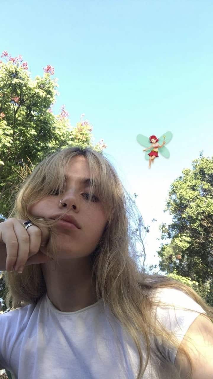 720x1280 Clairo Wallpaper