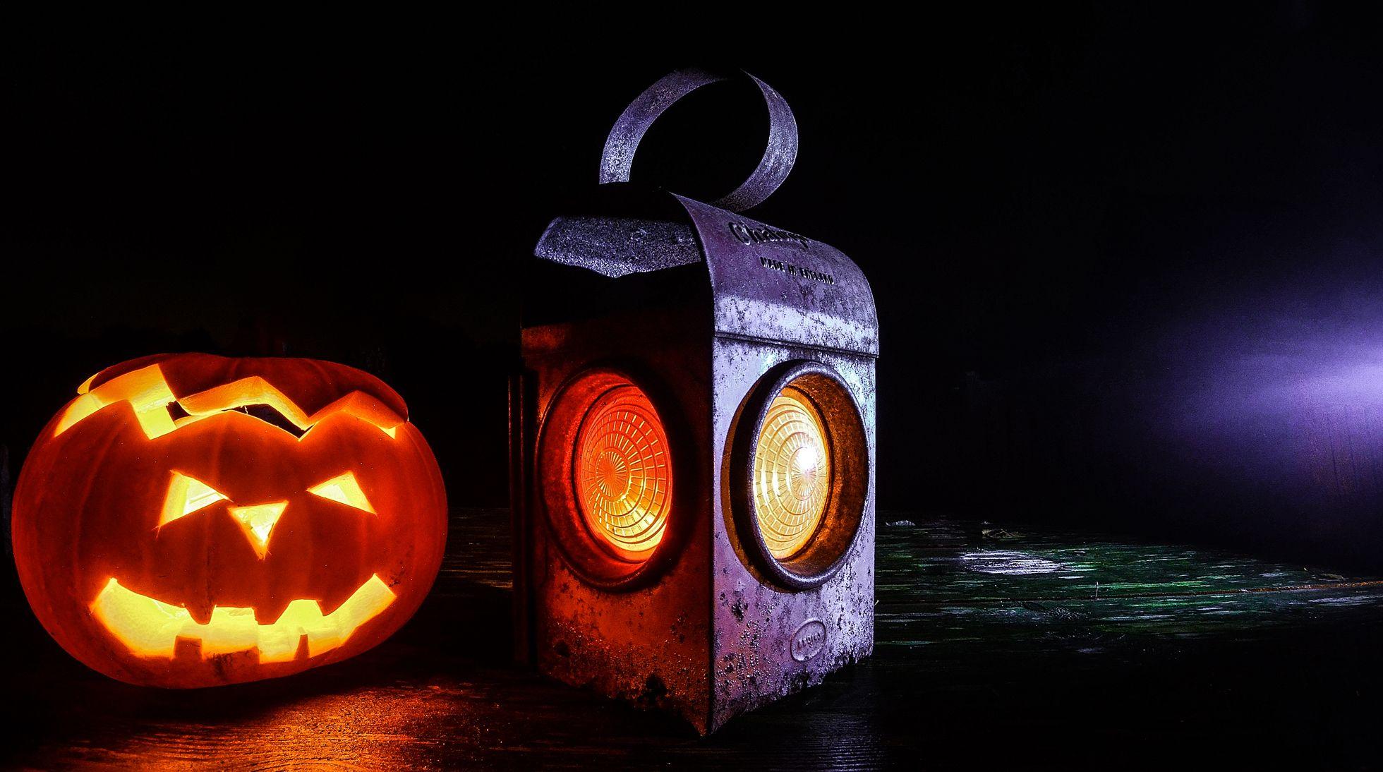 1960x1094 Free Halloween Wallpaper
