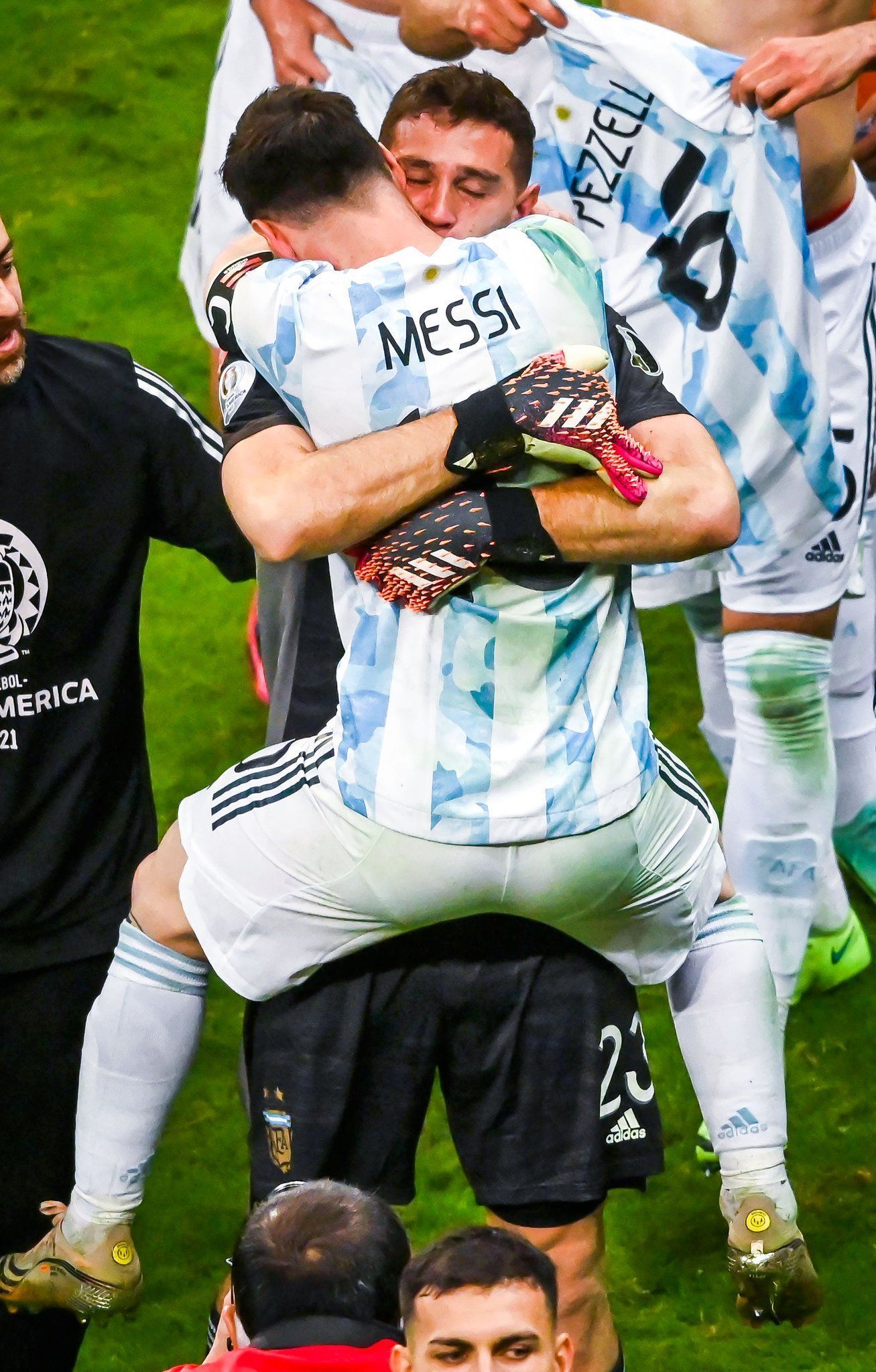 1307x2048 ur Wallpaper Messi Martinez Argentina
