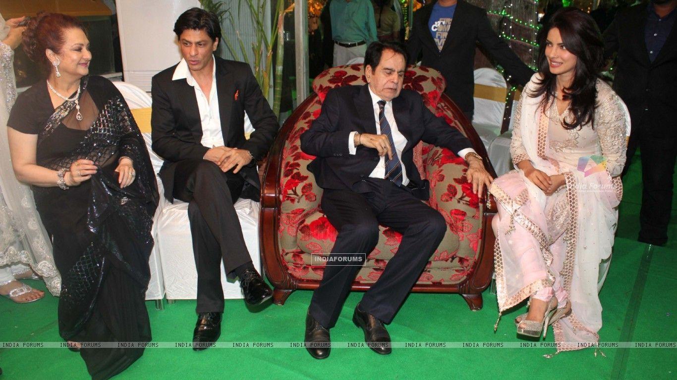 1366x768 Wallpaper Rukh Khan, Priyanka Chopra, Saira Banu