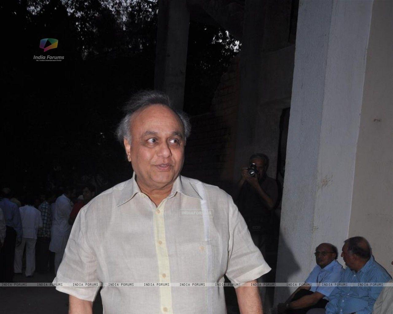 1280x1024 Wallpaper celebs pays respect at Dev Anand's
