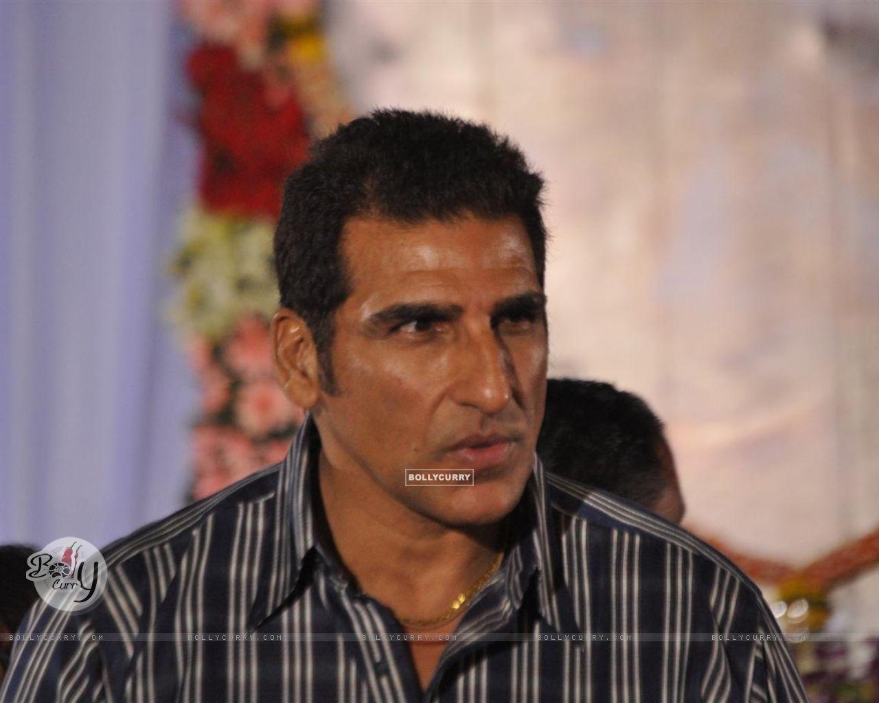 1280x1024 Mukesh Rishi pays respect at Dev Anand's prayer meet