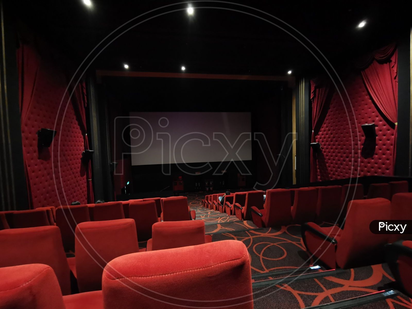1600x1200 Image of Empty Movie Theater Auditorium