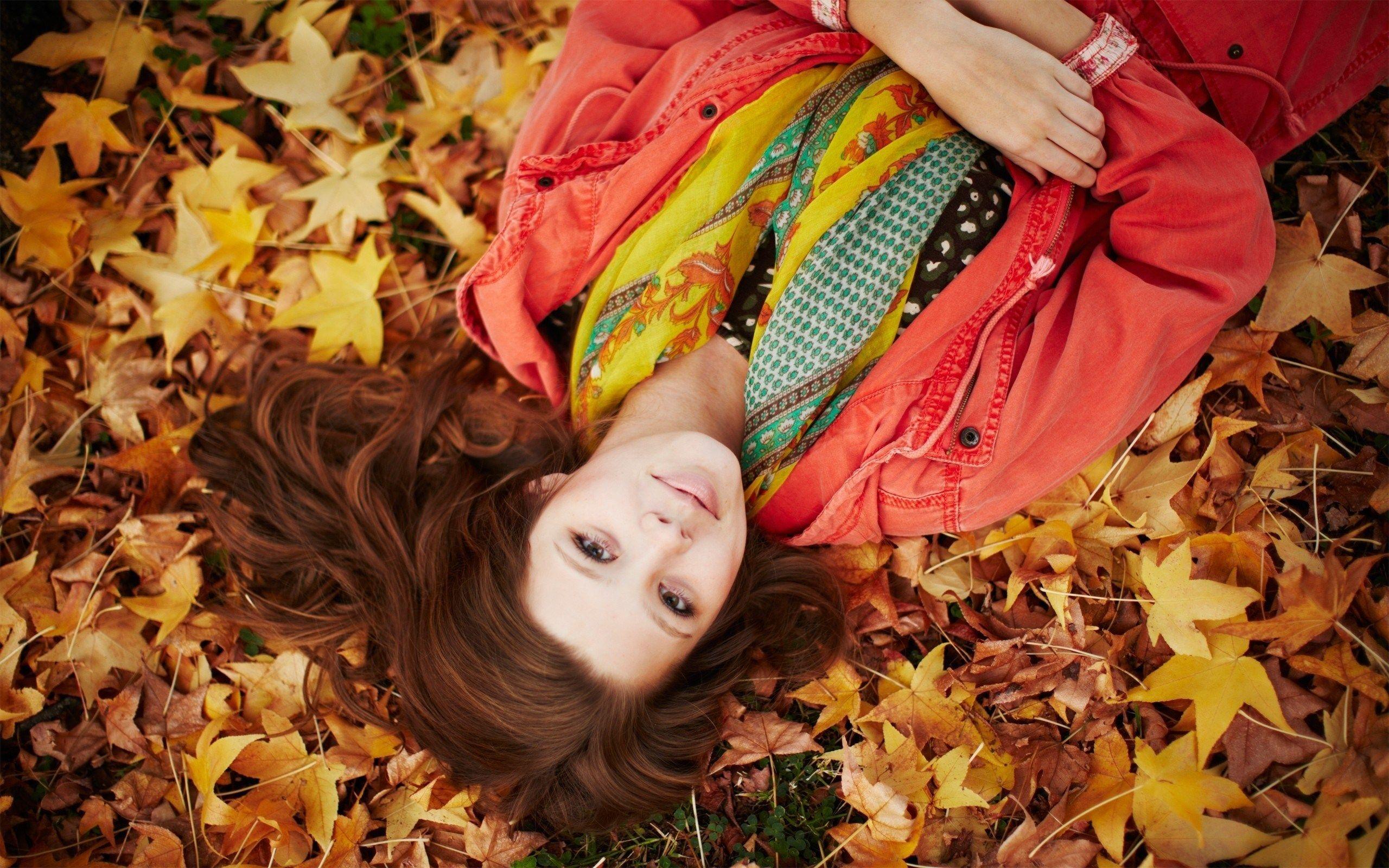 2560x1600 Autumn Leaves Model Girl Photo