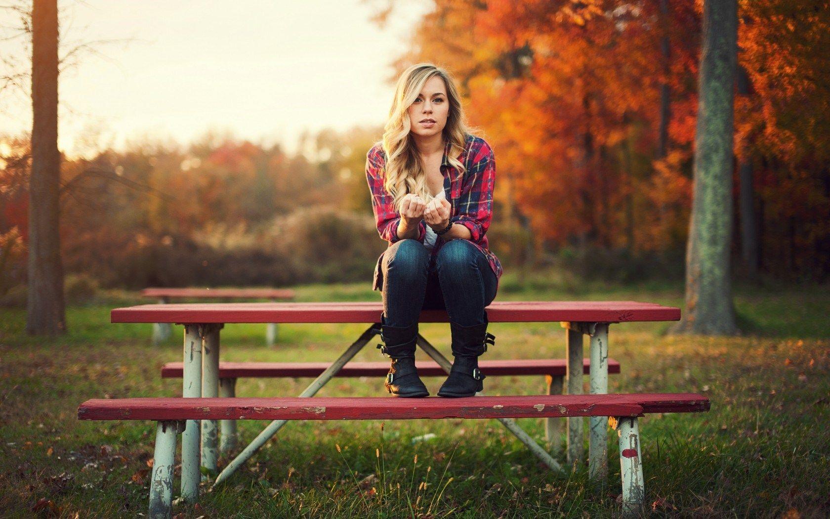 1680x1050 Girl And Fall Wallpaper