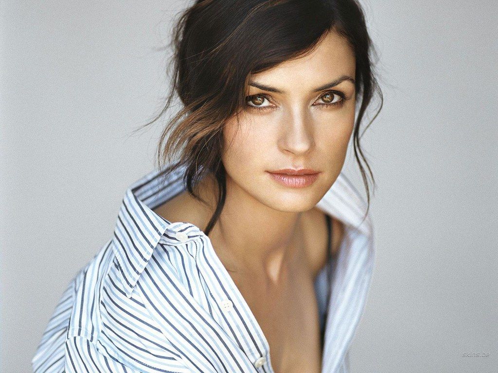 1024x768 Famke Janssen In Shirt Wallpaper