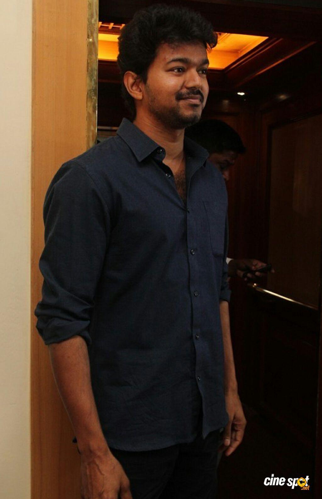 1024x1586 Vijay Photo at Jilla Movie Success Meet (6)