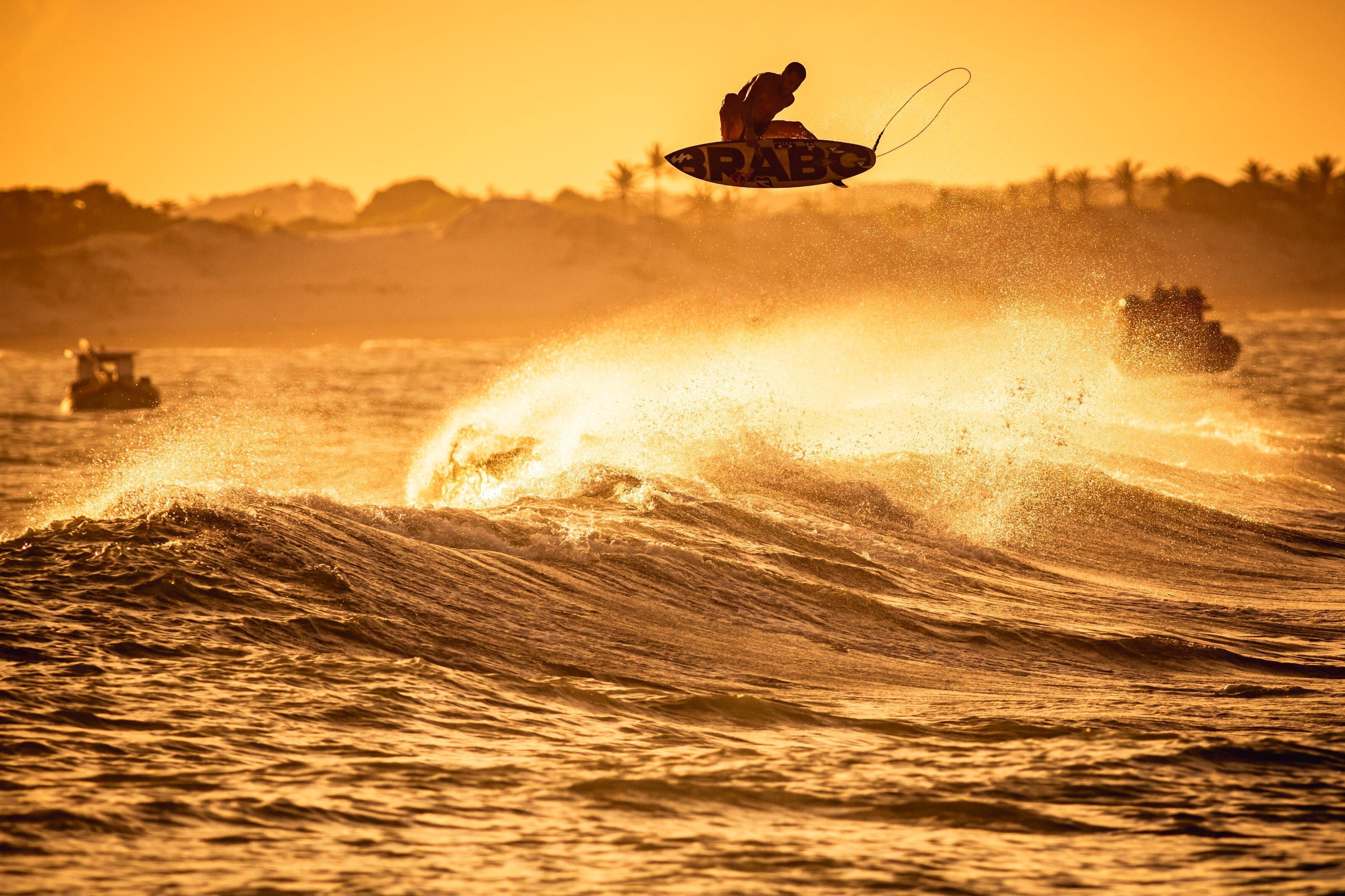3200x2133 Brazilian surfer Italo Ferreira