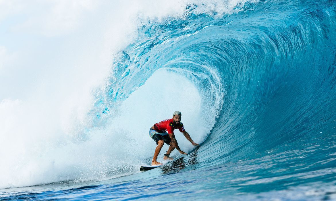 1170x700 vence na estreia do Mundial de surfe
