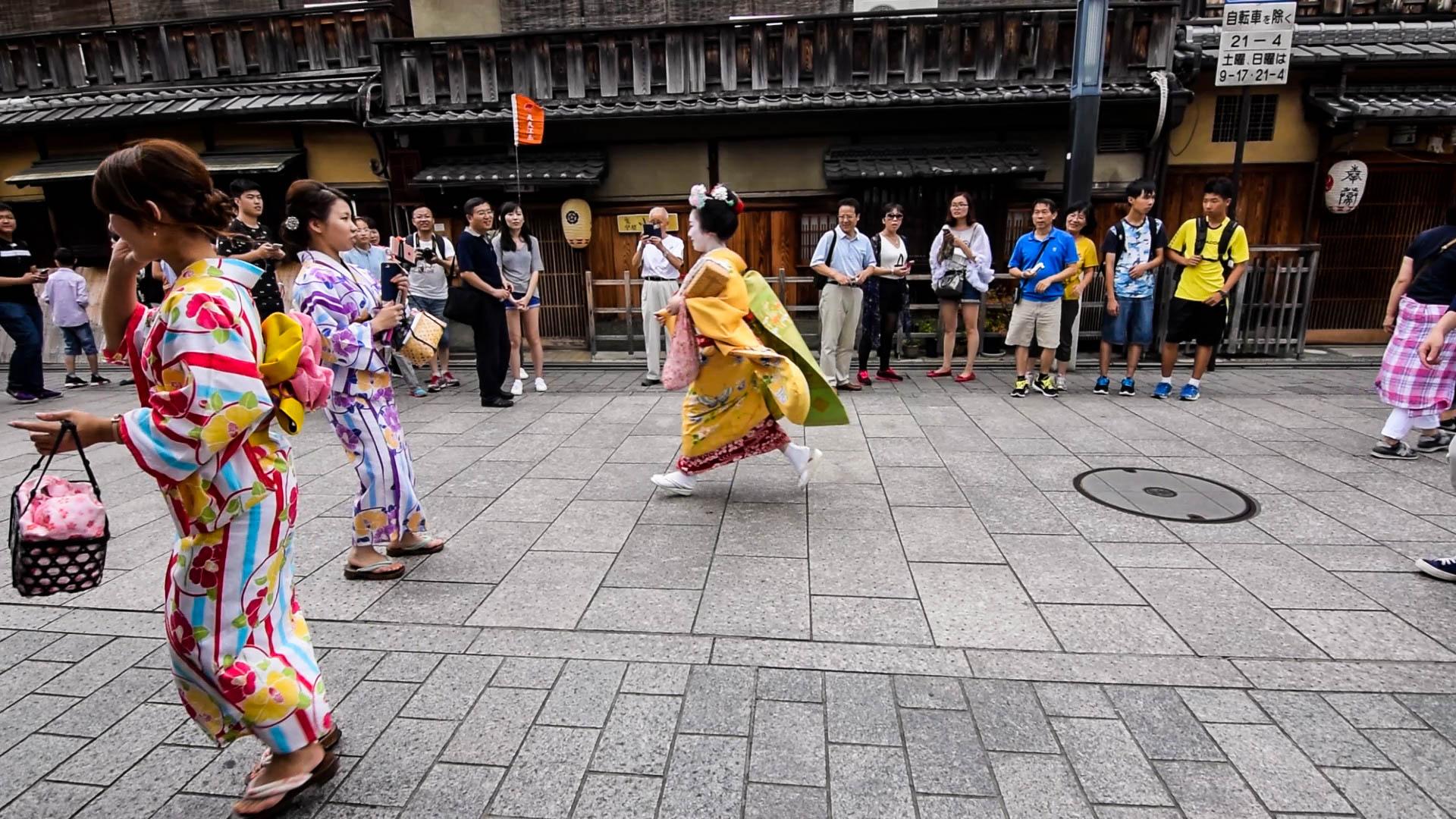 1920x1080 A Geisha runningeets of Gion, Kyoto