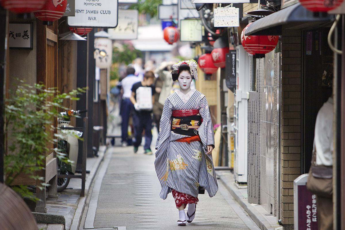 1200x800 Gion, Kyoto Famous geisha district filled with shops
