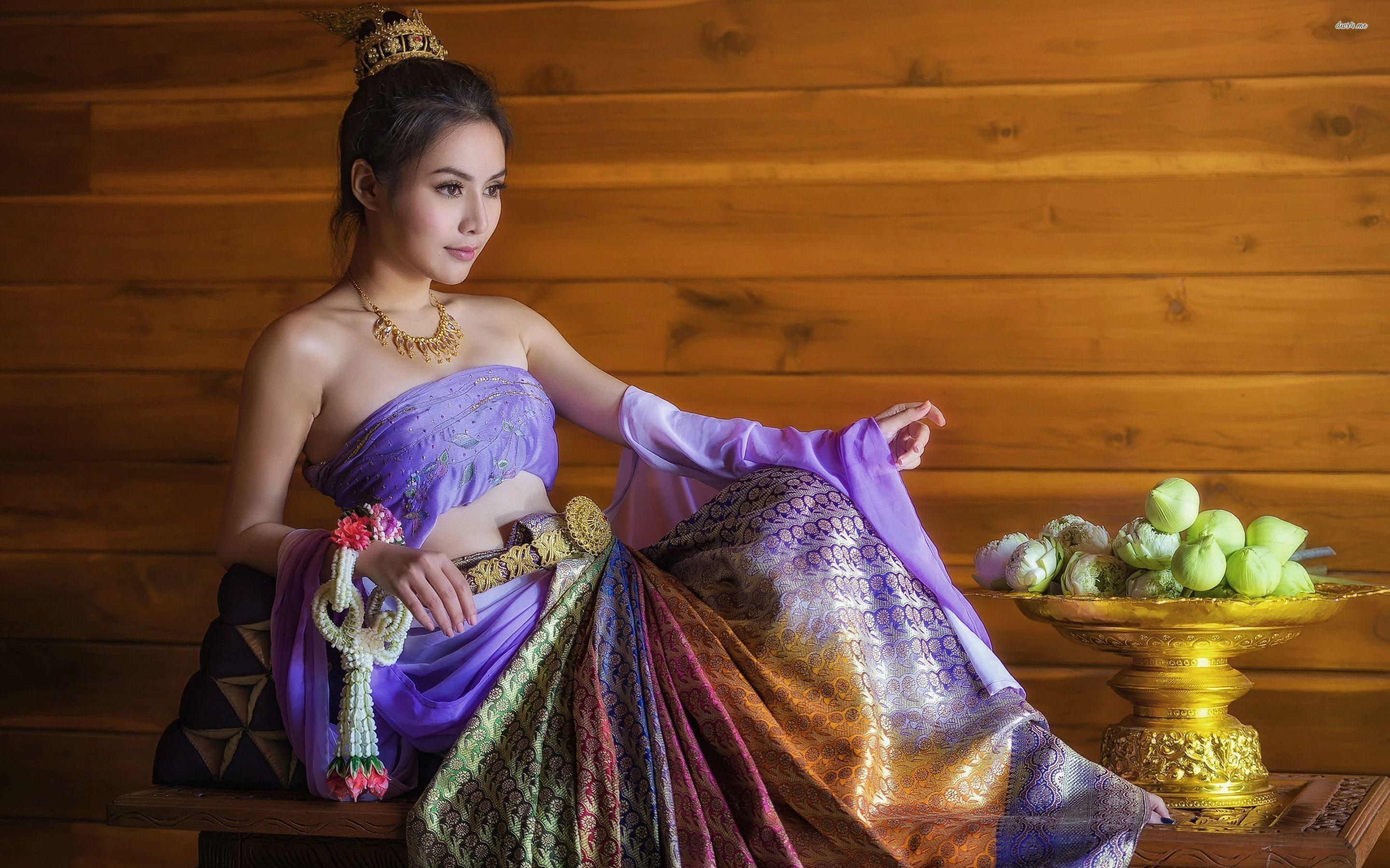 2880x1800 Beautiful geisha in a purple dress wallpaper
