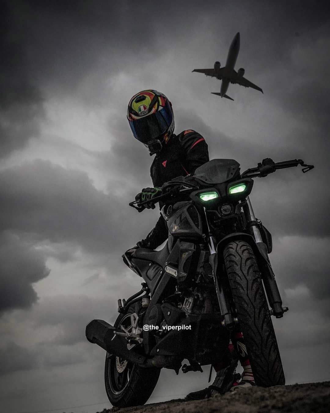 1080x1350 MT15 Black Wallpaper