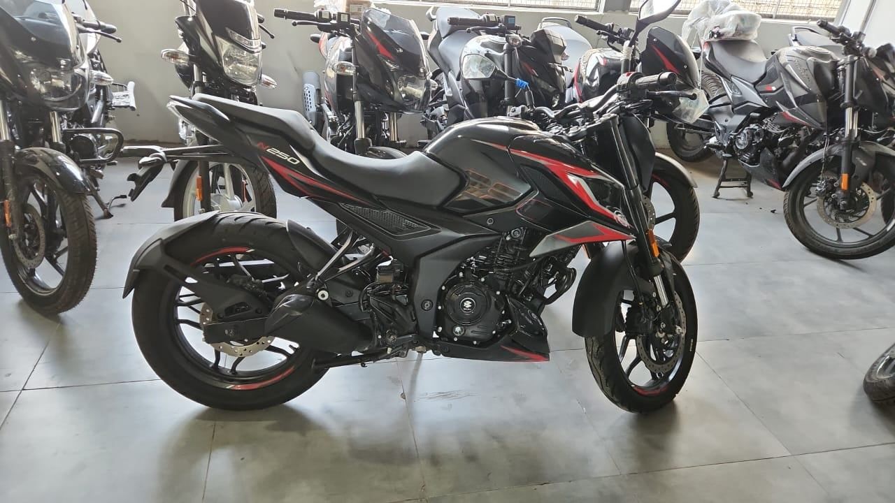 1280x720 Pulsar N250: The Perfect First Bike