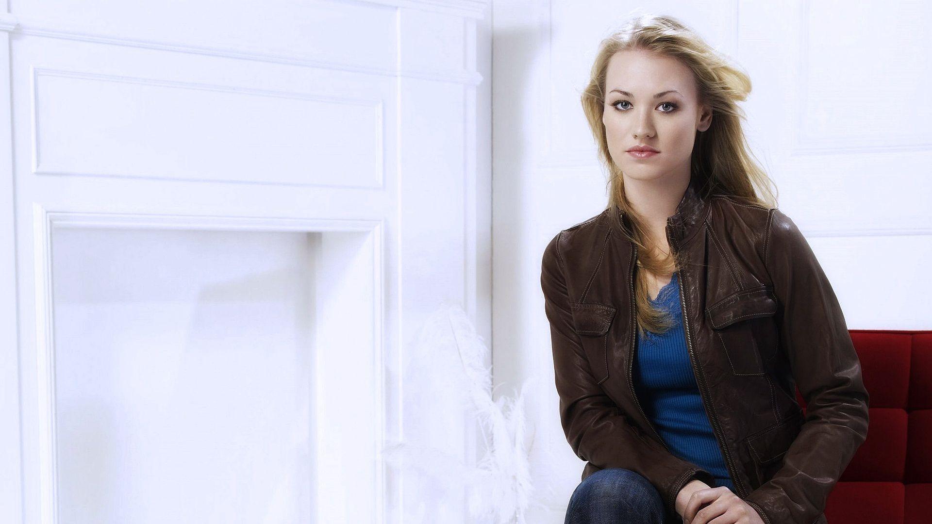 1920x1080 HD Yvonne Strahovski Wallpaper