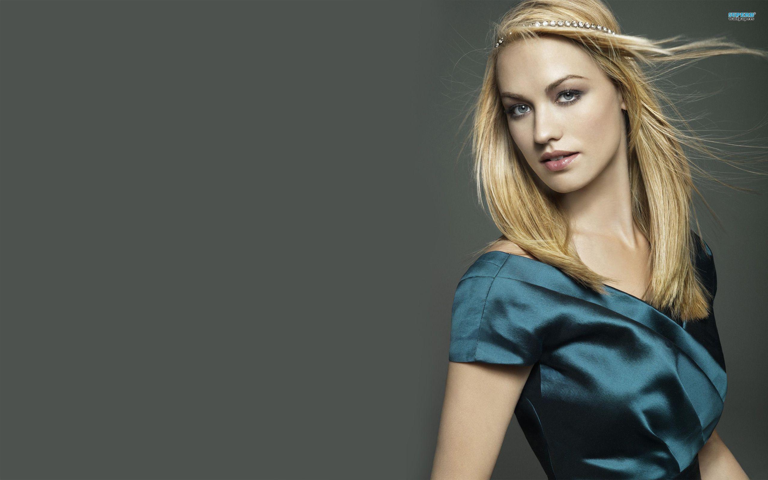 2560x1600 Beautiful Yvonne Strahovski Amazing Wallpaper