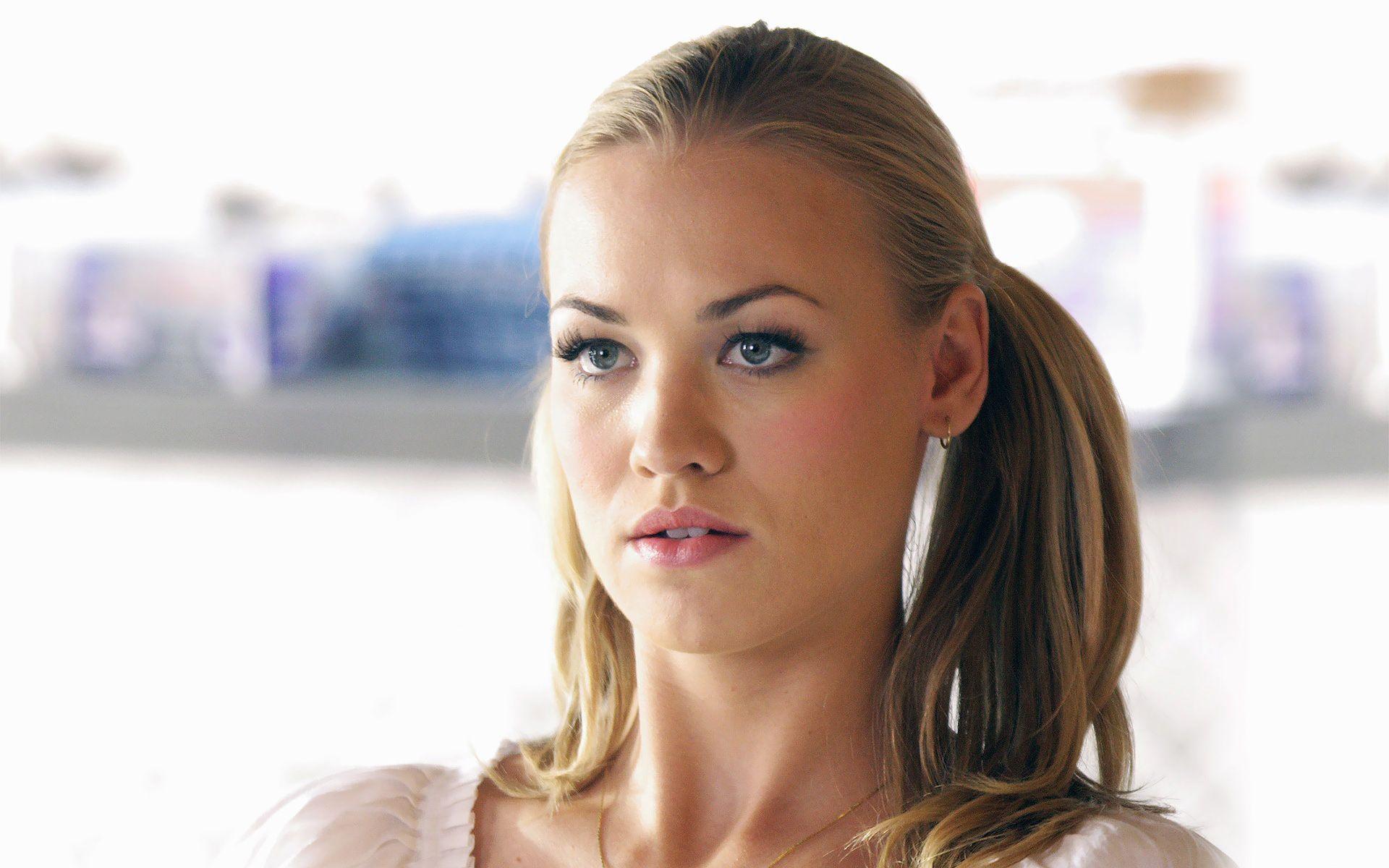 1920x1200 Yvonne Strahovski Wallpaper