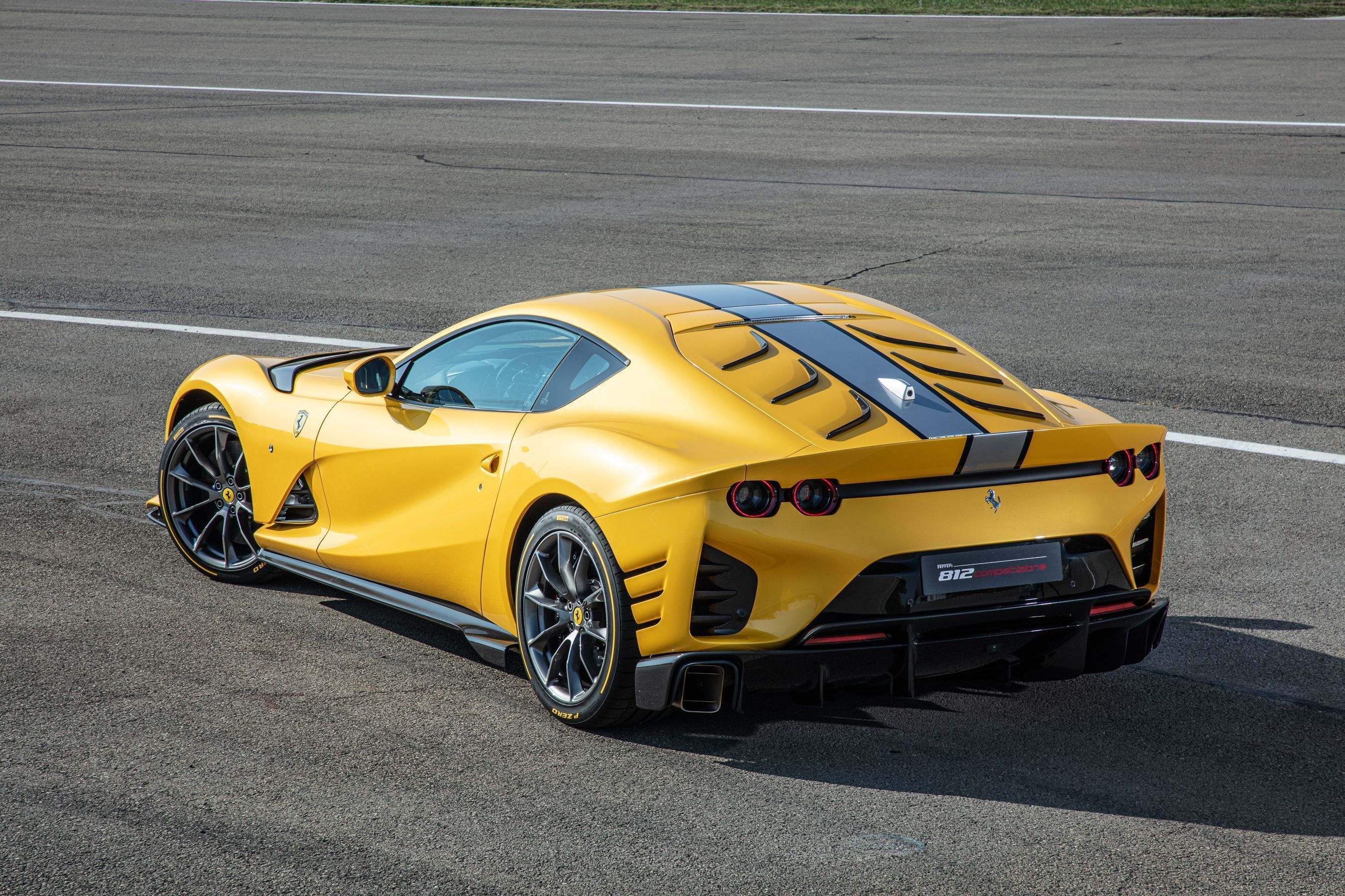 2700x1800 Photos of the 2022 Ferrari 812 Competizione