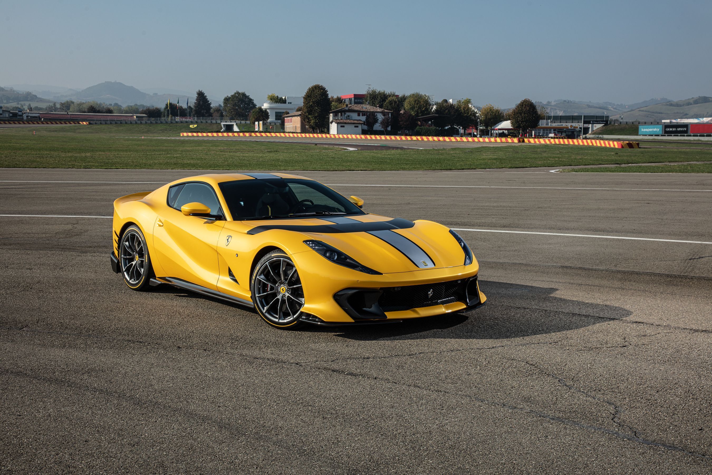 2700x1800 Photos of the 2022 Ferrari 812 Competizione