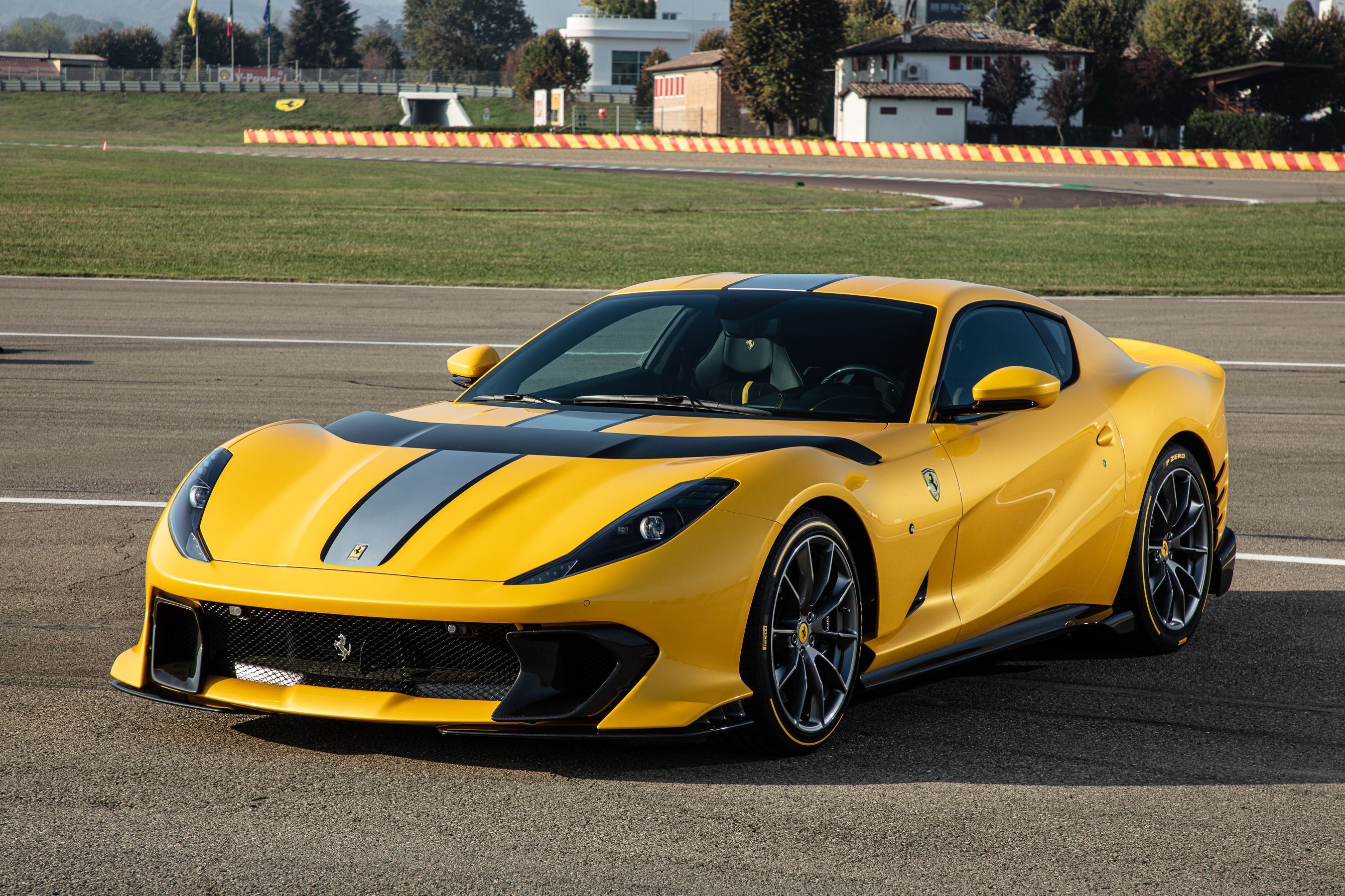 2700x1800 Photos of the 2022 Ferrari 812 Competizione