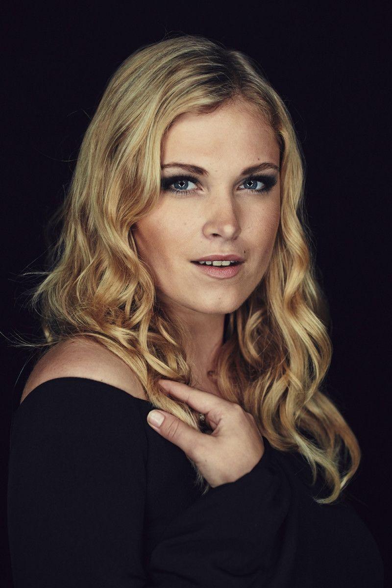 800x1200 Eliza Taylor wallpaper