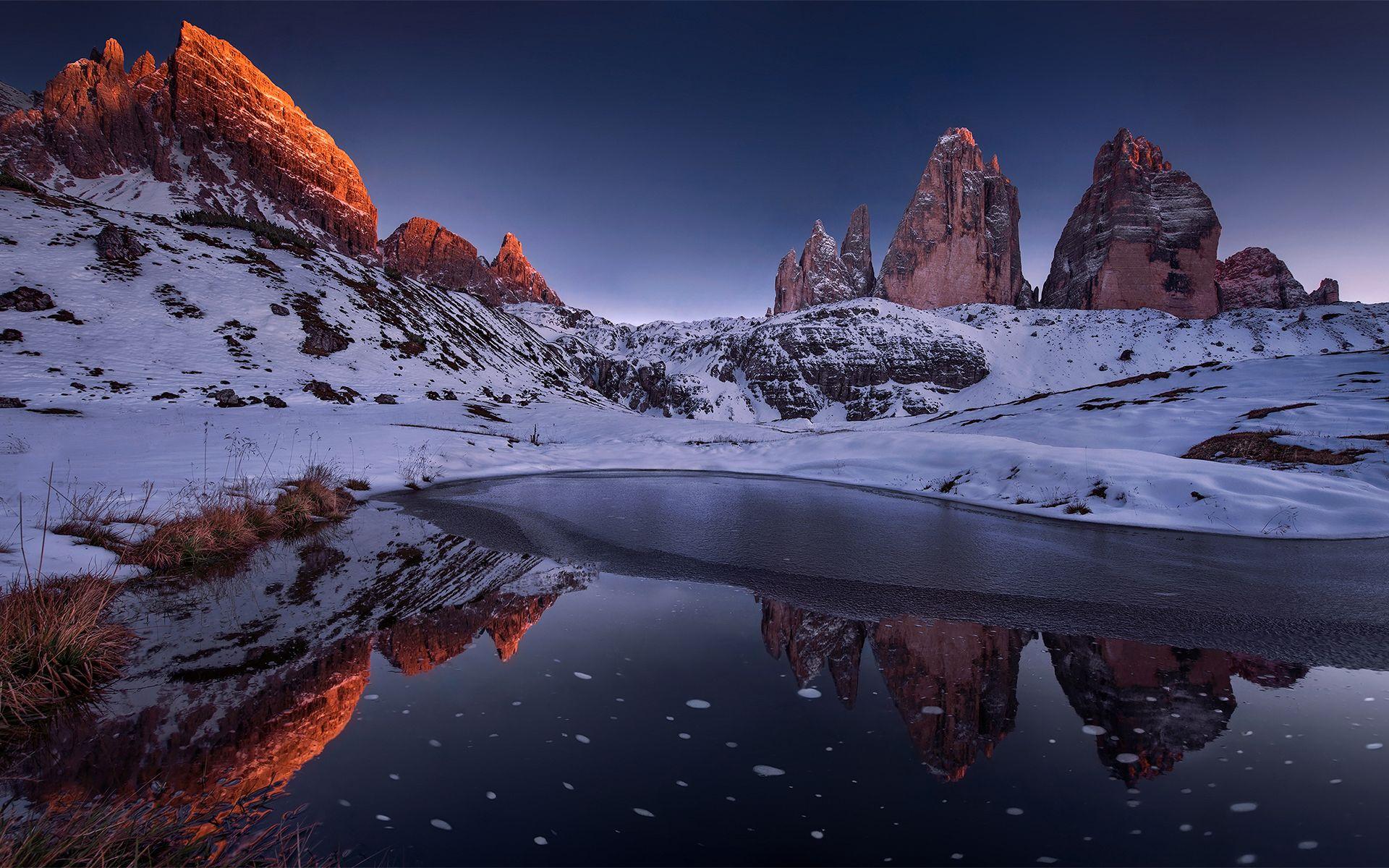 1920x1200 Frozen Mountain Lake And Rocks Desktop Wallpaper
