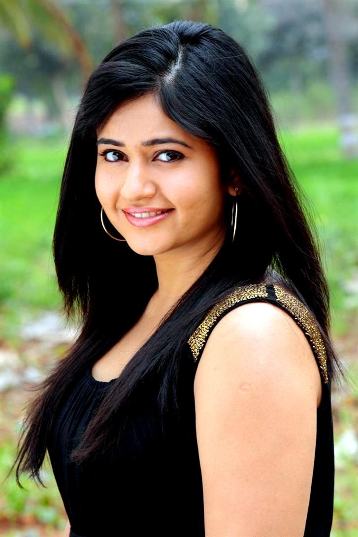 727x1090 Poonam Bajwa Telugu Actress Pics