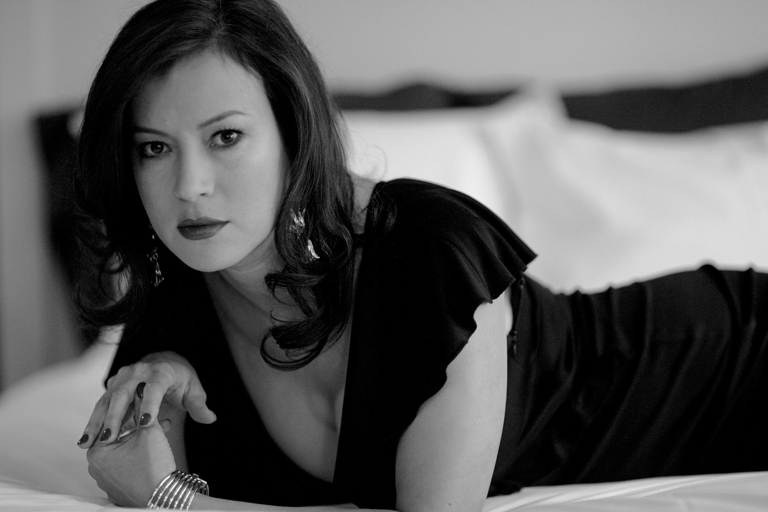 2560x1707 Jennifer Tilly Desktop Wallpaper