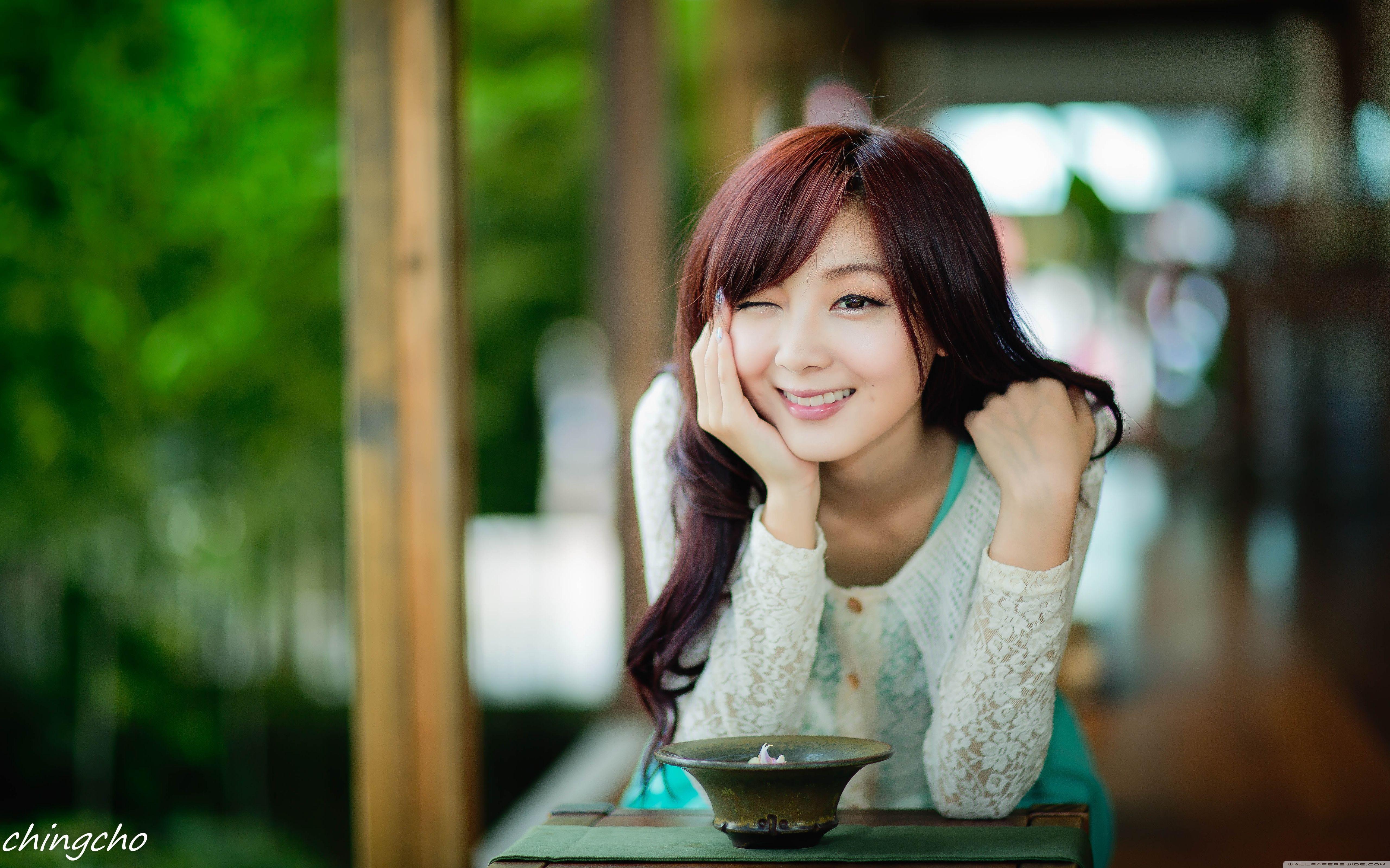 5120x3200 Happy Girl Wallpaper