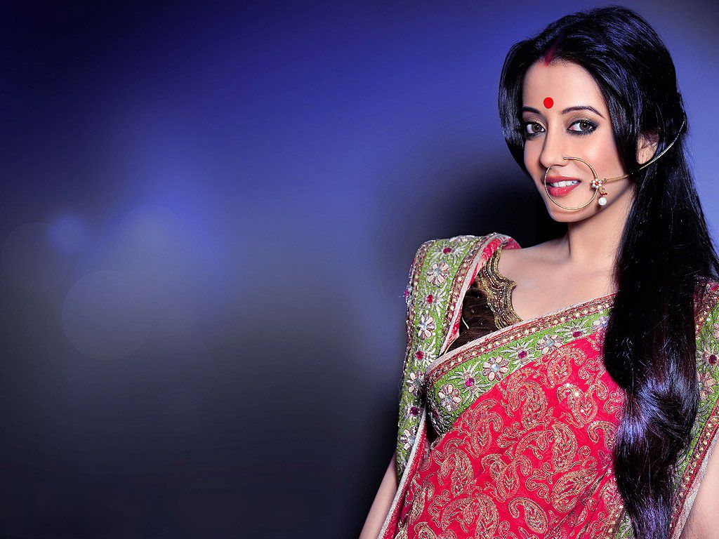 1024x768 Raima Sen Charming In HD Wallpaper