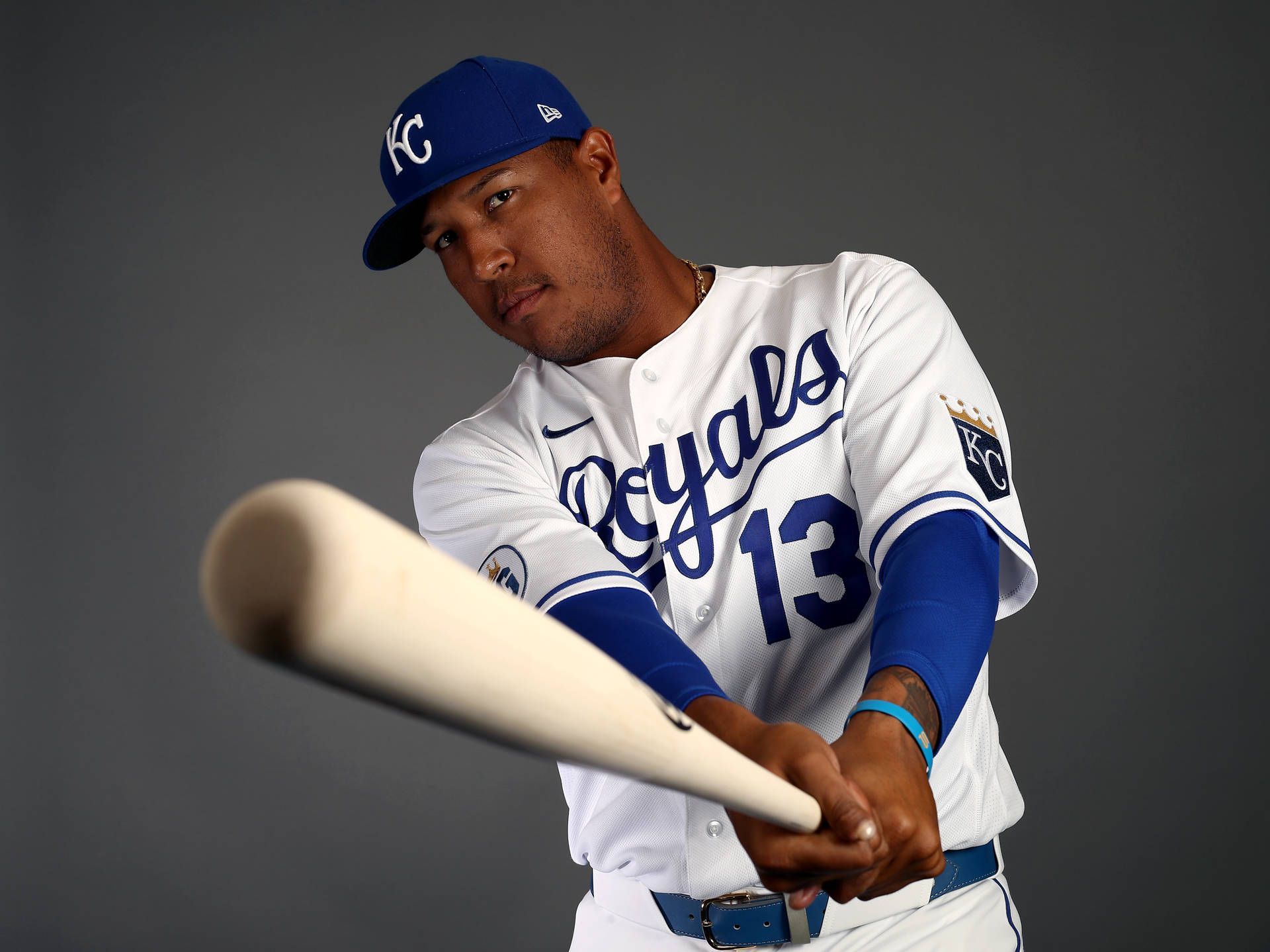 1920x1438 Salvador Perez Pointing Bat Wallpaper