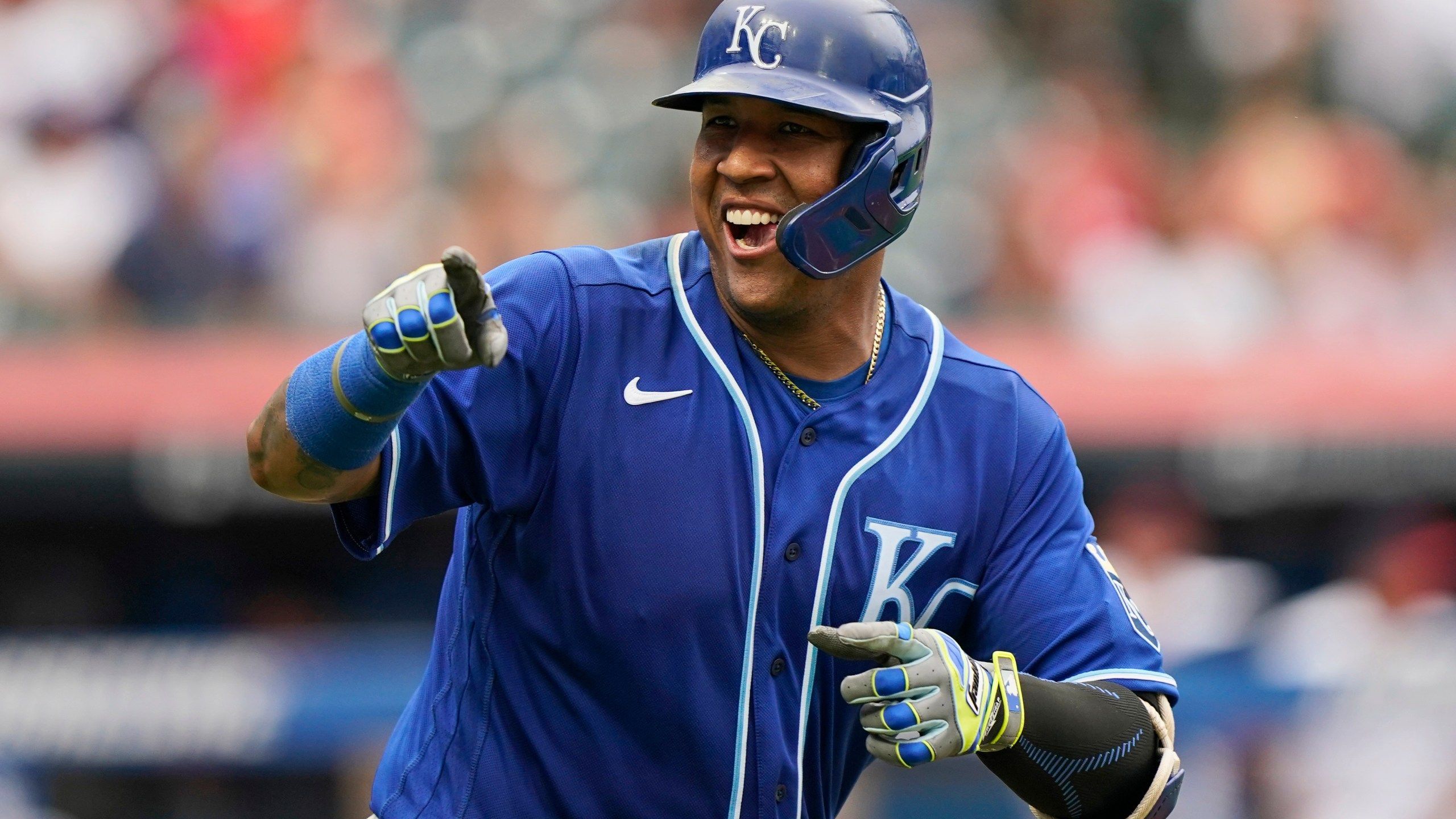 2560x1440 Royals catcher Salvador Perez wins